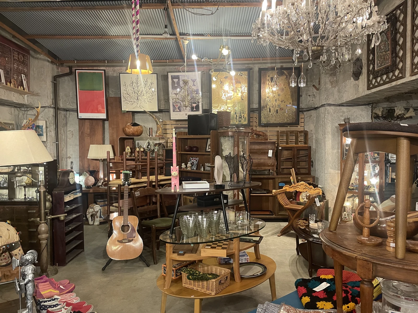 PONOPONO店内の中古家具とインテリア