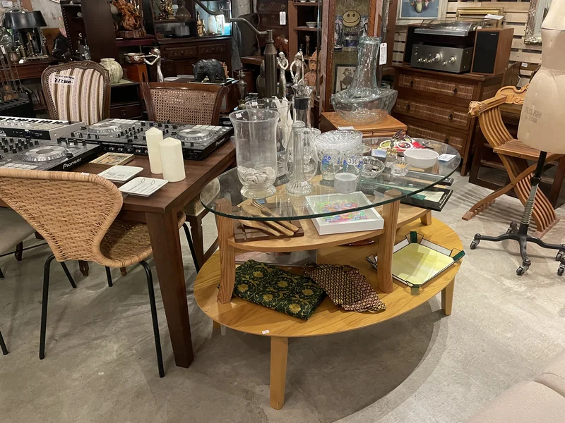 PONOPONO display of furniture, glassware and audio equipment
