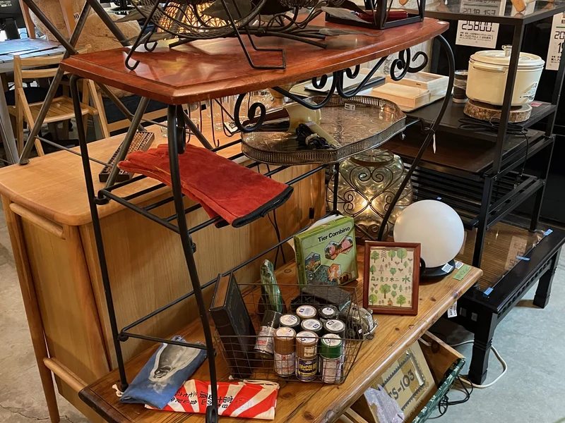 PONOPONO display of metal furniture and miscellaneous secondhand goods