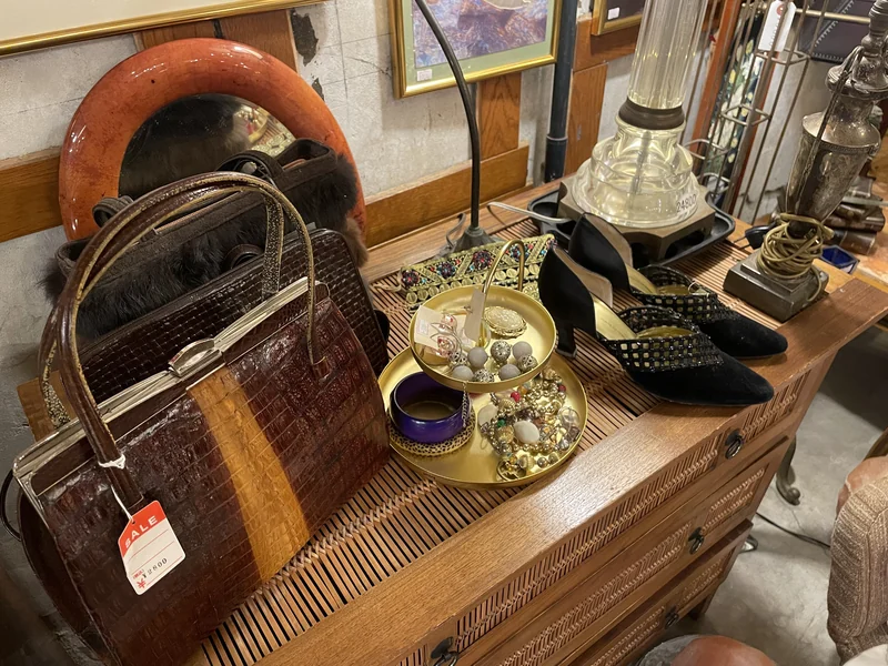 PONOPONO display of vintage bags, accessories and table lamps