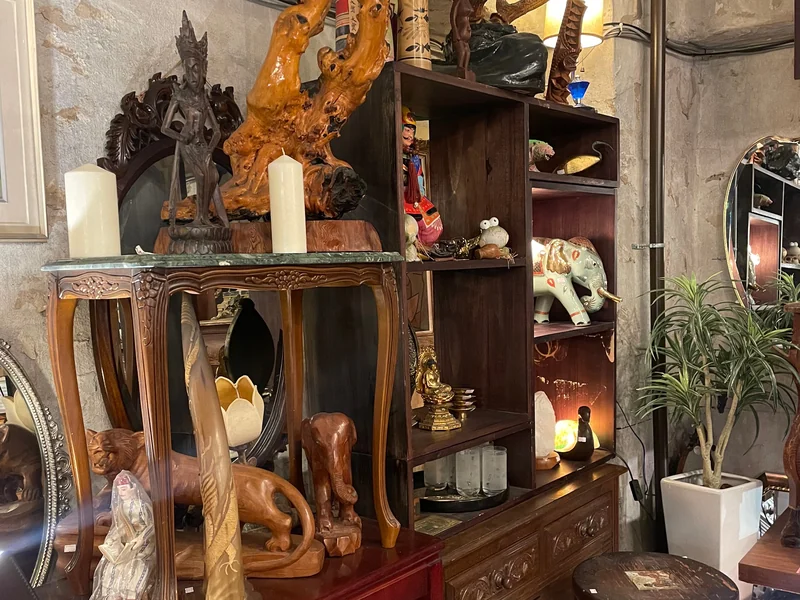PONOPONO display of wooden objects, furniture and decorative items