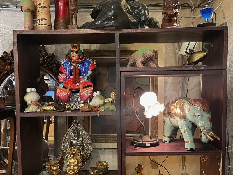 PONOPONO shelf with Japanese and international decorative objects