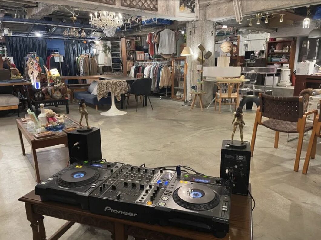 DJ機器と音響設備を備えたPONOPONOのイベントスペース